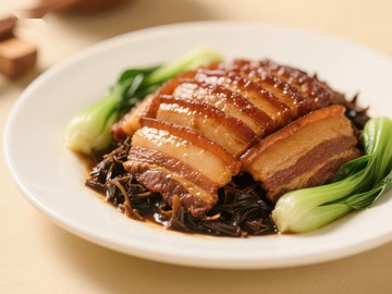 红烧肉配青菜与木耳