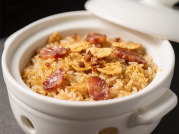 腊味煲仔饭，香气四溢的传统美食