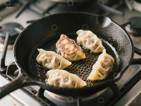 煎锅中的美味饺子