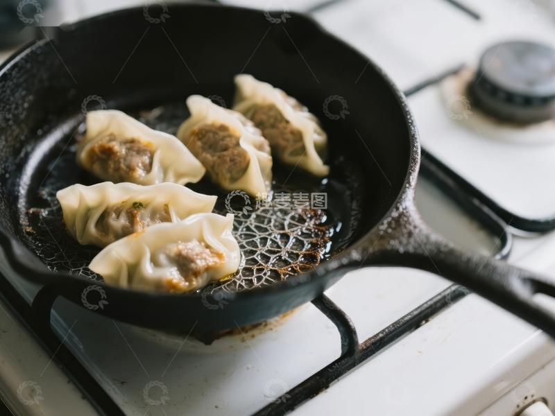 高清大图下载【趣麦麦图】煎锅中的饺子