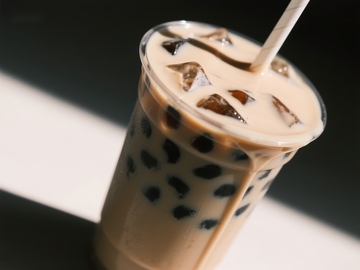 珍珠奶茶特写，阳光洒落
