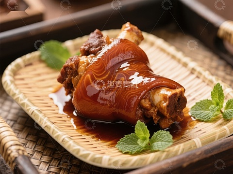 红烧猪蹄，色泽诱人，美味佳肴