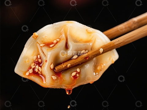 筷子夹起的美味饺子