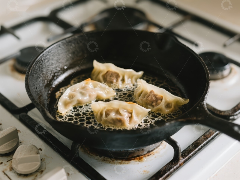 高清大图下载【趣麦麦图】锅中煎制的饺子