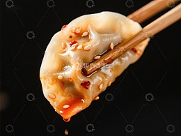 筷子夹起的美味饺子