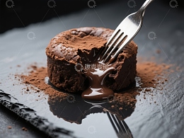 巧克力熔岩蛋糕被叉子轻轻挑起