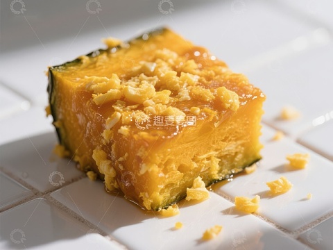 南瓜糕点特写，撒有碎屑
