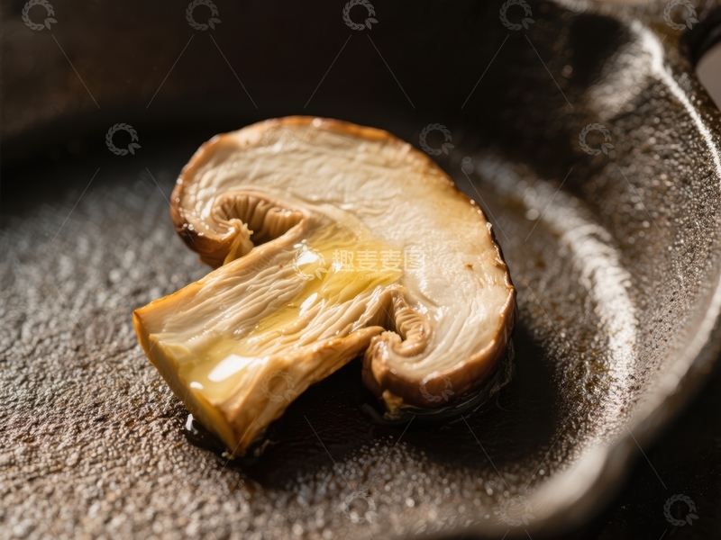 高清大图下载【趣麦麦图】煎锅中的蘑菇切片