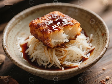 煎豆腐配豆芽，淋酱汁
