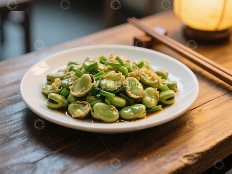 炒蚕豆配蒜片，清新美味