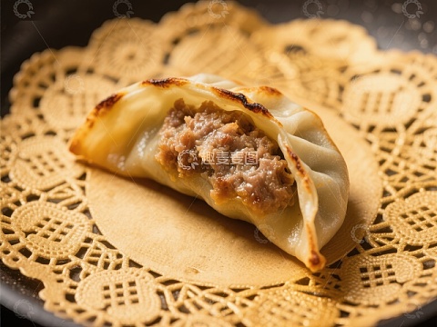 煎饺特写：金黄酥脆的美食
