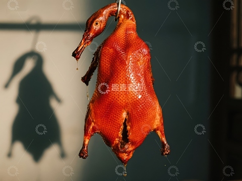 烤鸭悬挂，皮色金黄诱人