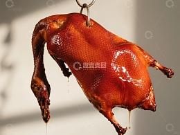 烤鸭悬挂展示，色泽诱人