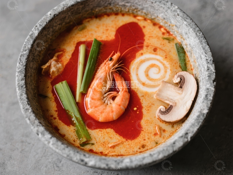 高清大图下载【趣麦麦图】泰式海鲜汤，鲜美虾仁与香料