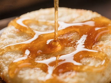 蜂蜜缓缓浇灌在糕点上