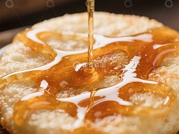 蜂蜜缓缓浇灌在糕点上