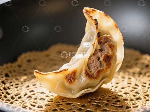 煎饺特写：金黄酥脆的美味