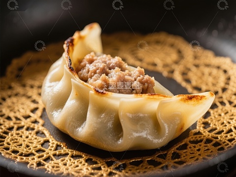 煎饺特写：金黄酥脆，馅料丰富