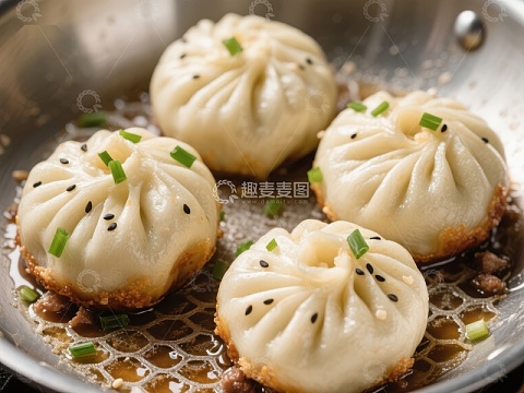 煎制小笼包，香气四溢