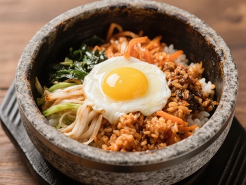 石锅拌饭：色彩丰富的传统美食