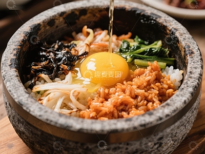 石锅拌饭：热油浇注的美味瞬间