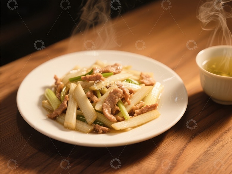 热腾腾的炒肉丝配蔬菜