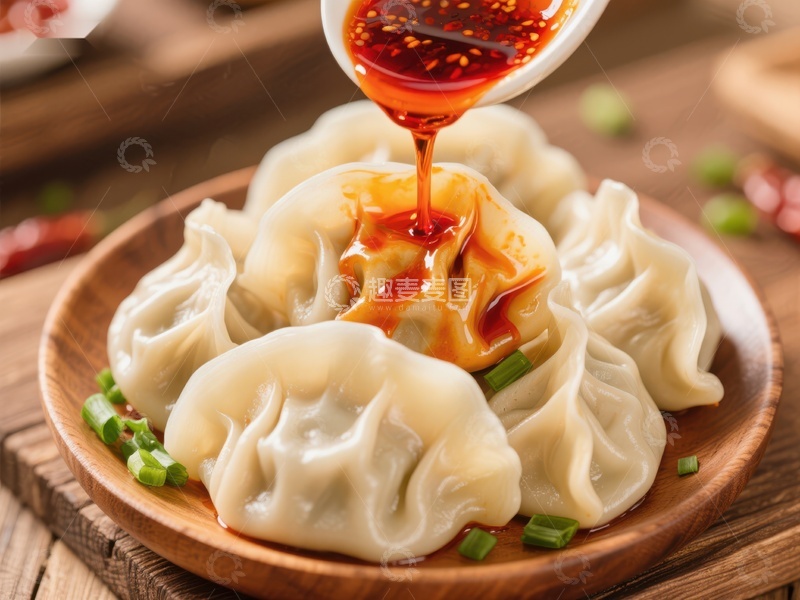 高清大图下载【趣麦麦图】热辣酱汁淋在鲜美饺子上