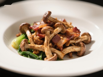 炒蘑菇配培根与青菜