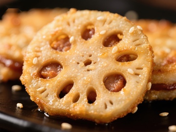 香脆莲藕片，撒上芝麻的美味小吃