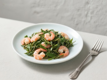 虾仁与绿叶蔬菜的清新搭配