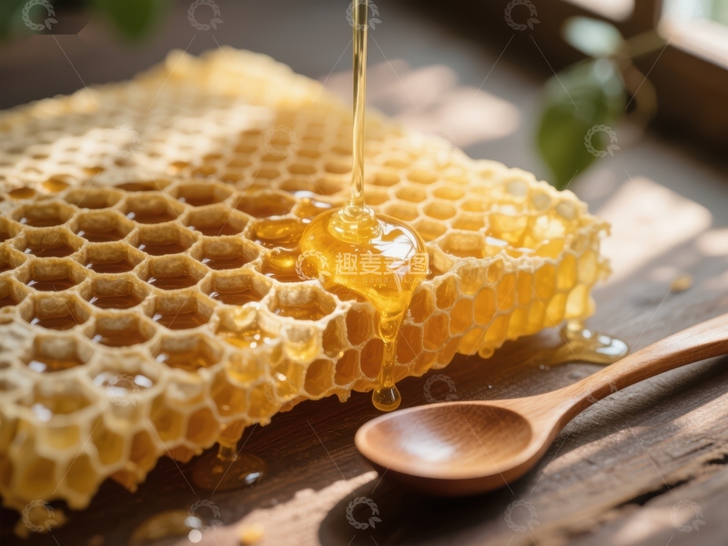 高清大图下载【趣麦麦图】蜂蜜流淌，蜂巢与木勺的自然之美