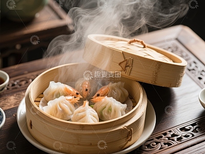 热气腾腾的蒸饺，美味诱人