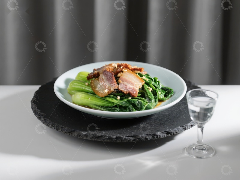 高清大图下载【趣麦麦图】青菜培根盘配清水小酌