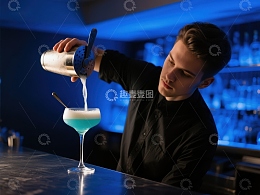 调酒师倾倒蓝色鸡尾酒