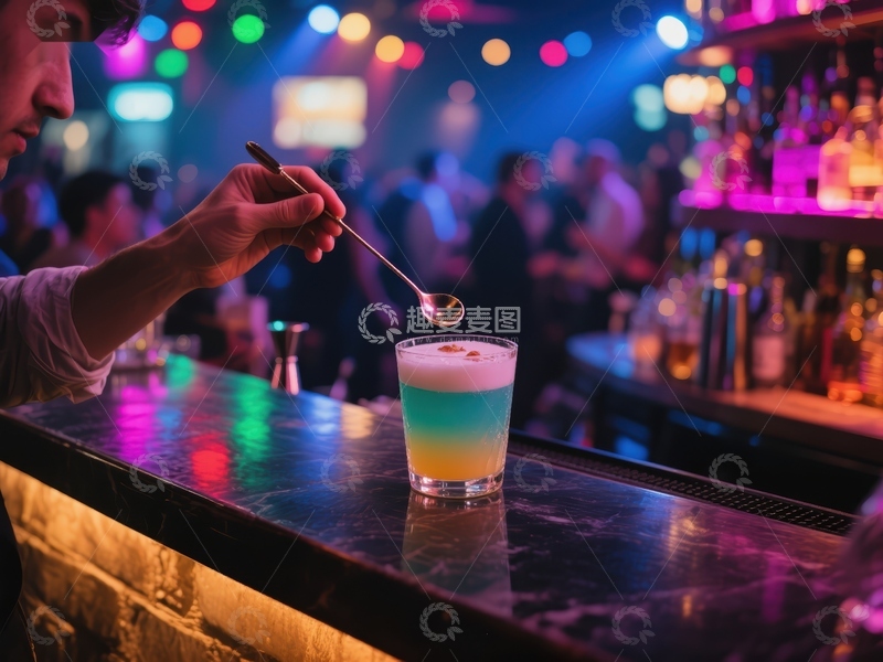 高清大图下载【趣麦麦图】调酒师在酒吧精心调制色彩斑斓的鸡尾酒