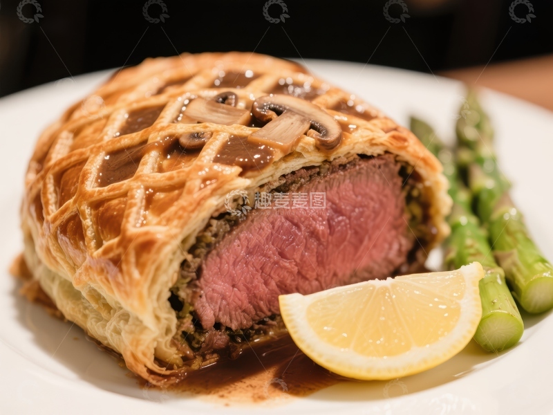 高清大图下载【趣麦麦图】酥皮包裹的牛肉配芦笋和柠檬