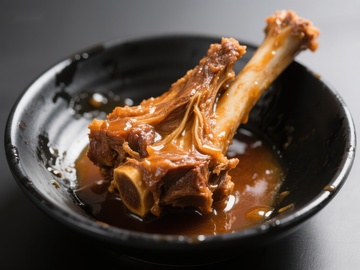 浓郁酱汁中的羊蝎子