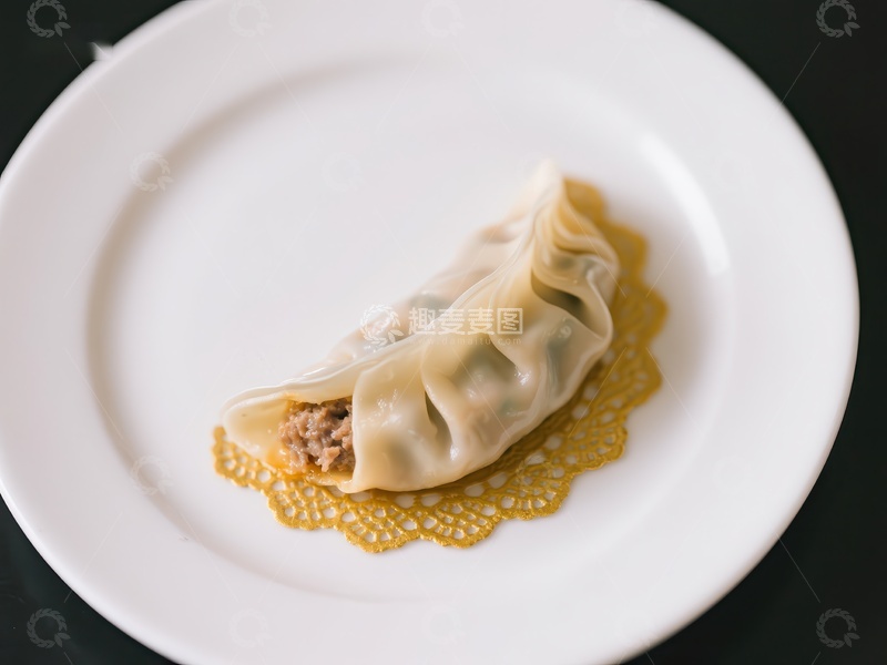 高清大图下载【趣麦麦图】盘中精致饺子，搭配金黄色装饰