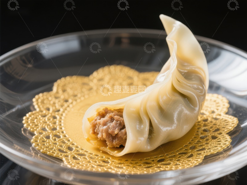 高清大图下载【趣麦麦图】精致饺子置于金色蕾丝垫上