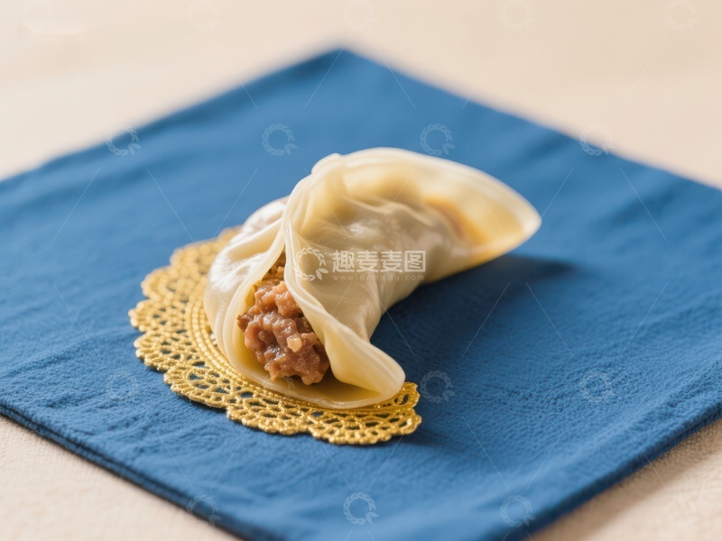 高清大图下载【趣麦麦图】精致饺子置于蓝色布垫之上