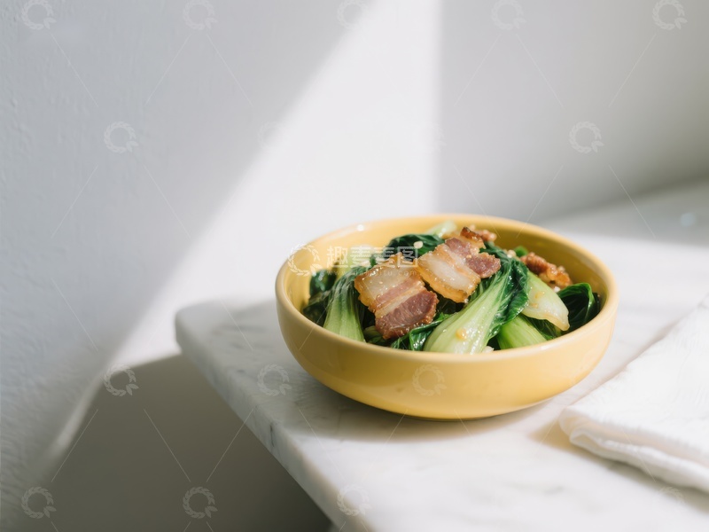 高清大图下载【趣麦麦图】青菜培根炒菜，黄色碗中盛放