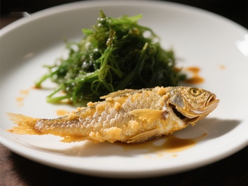 金黄酥炸鱼配绿藻沙拉
