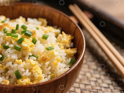 木碗中的炒饭配葱花