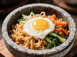 石碗中的炒面配煎蛋