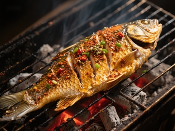 香料烤鱼在炭火上烹饪