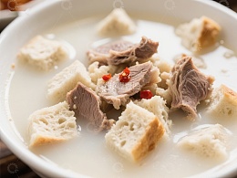 浓郁肉汤配面包块