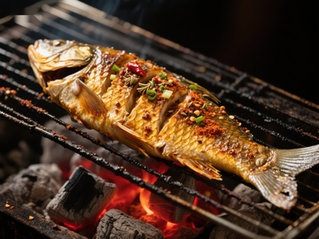 香辣烤鱼在炭火上烧烤