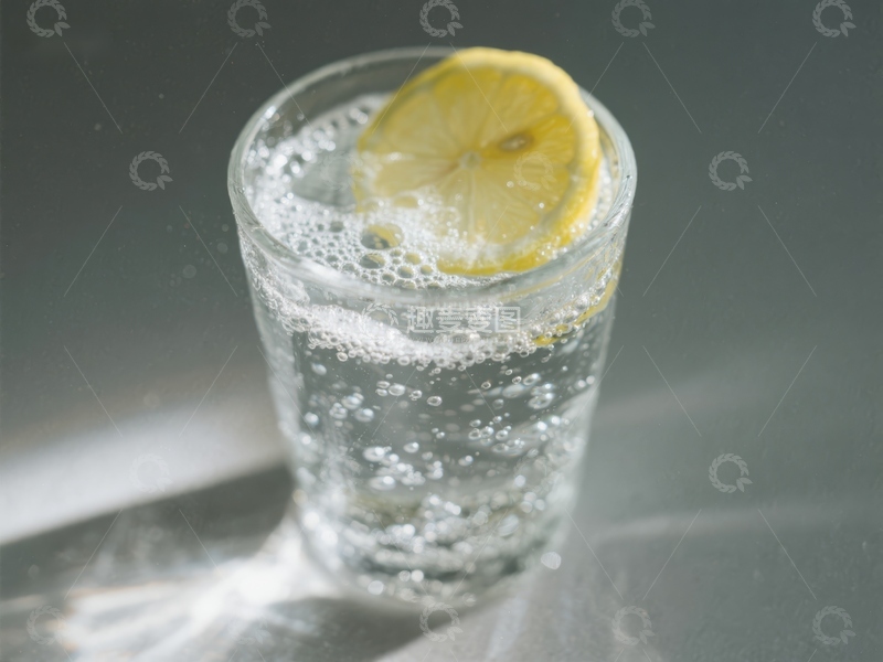 高清大图下载【趣麦麦图】柠檬片点缀的气泡水