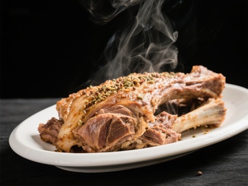 热气腾腾的烤羊排