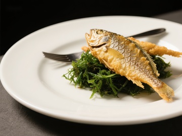 酥炸鱼配绿叶蔬菜